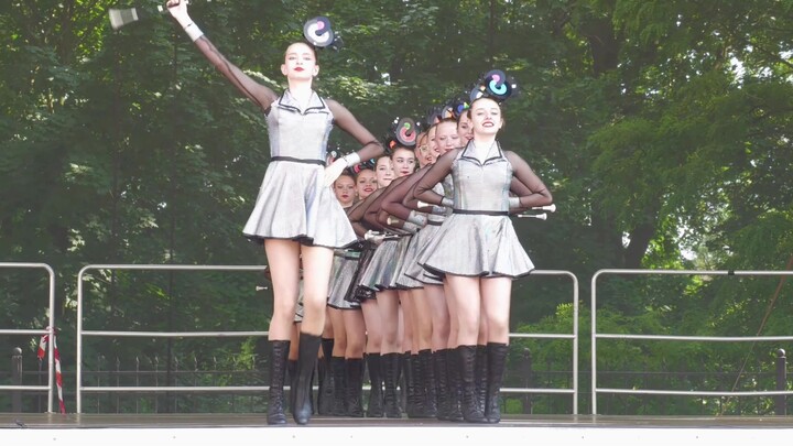 Chỉ có thế thôi sao? Thần thuật xoay bút ✍️ cười nhạo màn biểu diễn của đội danh dự Ba Lan 😒