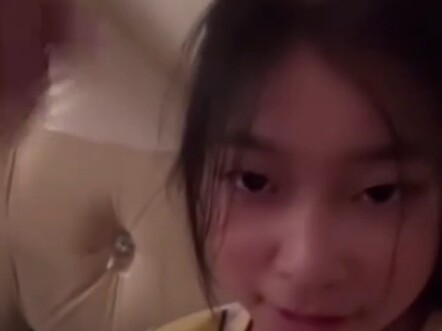 คุณลุงตื่นไม่ไหวเลยไปส่งหลานสาวไปโรงเรียน แค่พูดว่า “วันนี้มีครูสาวสวยอีกแล้ว” ก็จับจุดคุณลุงได้แม่น