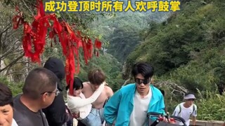 女生骨癌晚期想去爬山，男生组织好朋友们一起帮她完成梦想