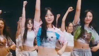 مشاهدة غرفة التدريب الخاصة بالراقصة الرئيسية آيس هي متعة بحد ذاتها | غرفة تدريب ‹Super Shy› هاني ترك