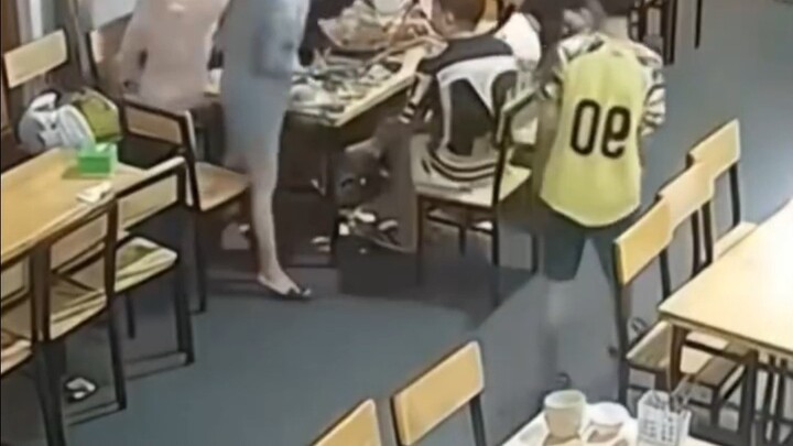 Seorang perempuan terlibat pertengkaran dengan seorang pria yang bersamanya, lalu menyiramkan segela