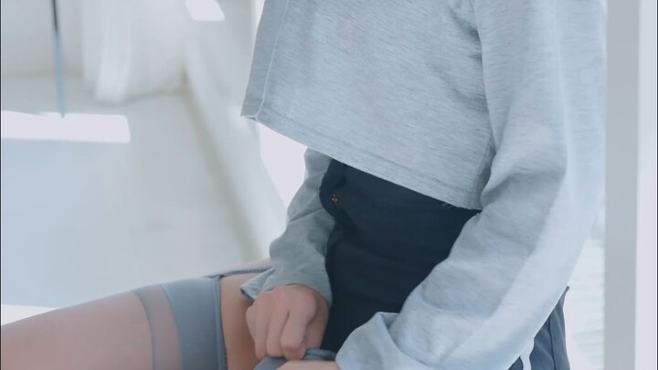 สไตล์การแต่งตัวฮอตแพนท์กับถุงน่องสายเดี่ยวของพี่สาว KYUL