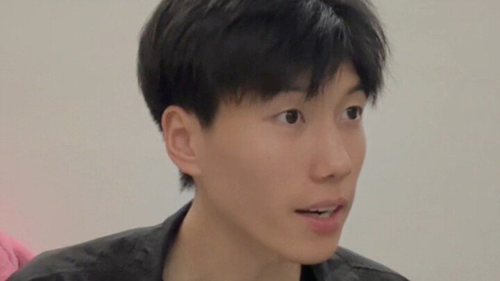 Một con mắt phượng hoàng xuất hiện từ một loạt các con mắt tròn