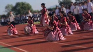 Kakak Lo Niang menarikan "Ji Ming Yue" di pembukaan festival olahraga.