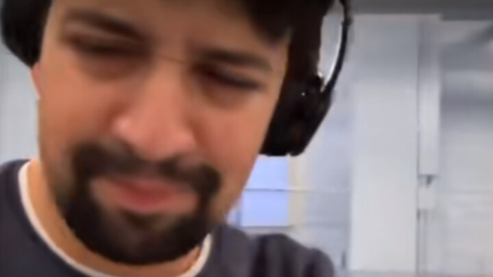 بعد أن انخفضت حرارة مريض كورونا، غنّى "satisfied" ليكافئ نفسه!