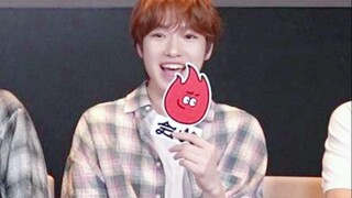 ساكوييا تقلد أووساتشي وتصرخ "حاضر!" سمعت أن حرف "سا" في اسم ساكوييا هو نفس حرف "سا" في اسم أووساتشي 