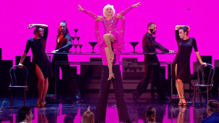 【2019英国达人秀冠军争霸赛】那个80岁的老奶奶又来了，评委说这是达人秀历史上最动人精彩的表演