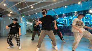 Thứ Năm điên cuồng, gửi tôi 50 là có thể nhận được màn nhảy nóng bỏng của trai đẹp🤡