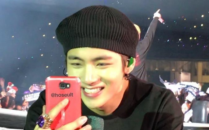 [BTS] Taehyung mengambil ponsel Army dan mengambil selfie 