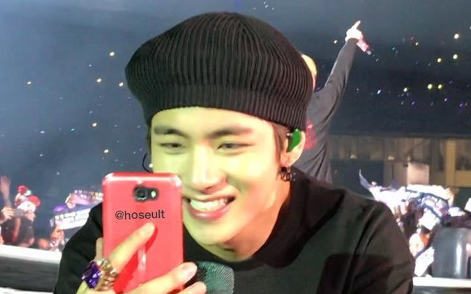 [BTS V] Taehyung took ARMY's phone to take selfie