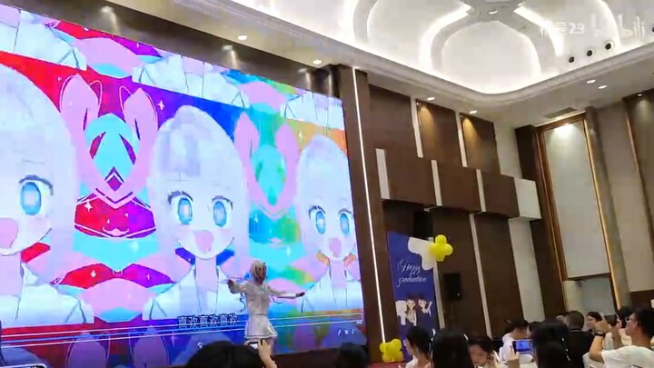 The first in the grade cosplay Chaotianjiang danced at the graduation ceremony