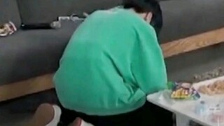 [Taehyung] This guy is keen on using live streams to showcase his colorful life.