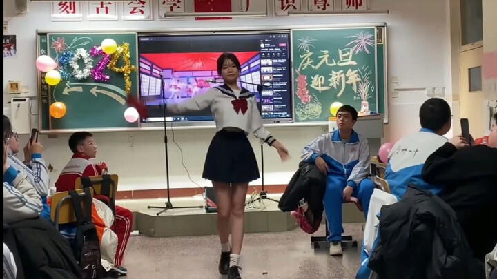 Nữ sinh trung học Trung Quốc: Nữ sinh trung học “Đơn vũ ‘Gửi ánh trăng’” trong đêm hội mừng năm mới 