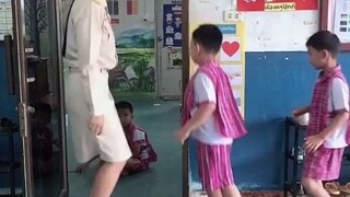 وقت التفاعل بين معلمة تايلاندية وطلابها يوم الاثنين