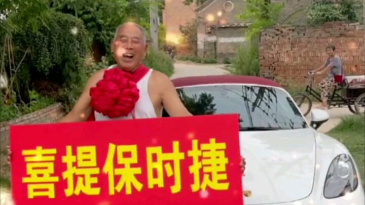 Ông cụ cười trông thật đẹp.