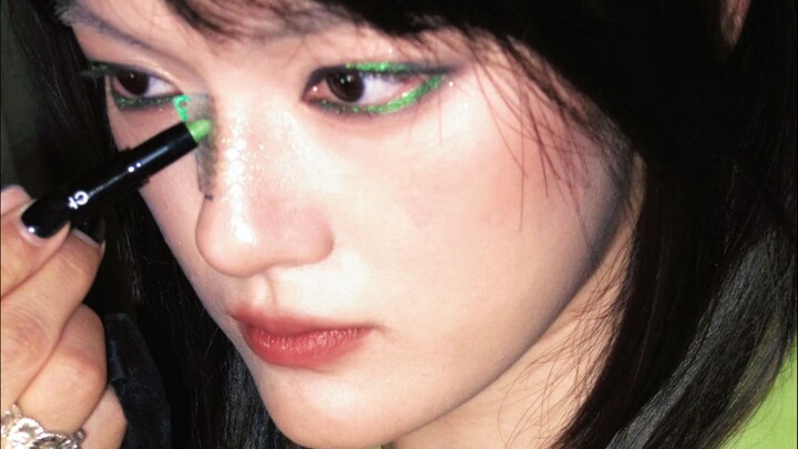 There is no substitute for eyes in the domestic entertainment industry. The person who put this make