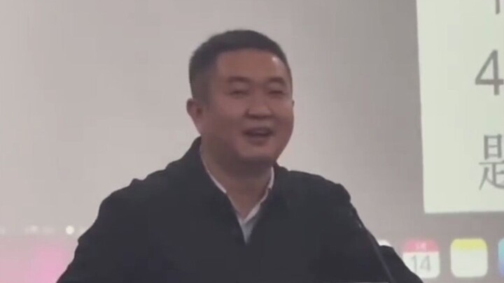 Khoe khoang thì tìm Trương Tuyết Phong, còn tôi đến đây để giảng bài. Một công ty có một người khoe 