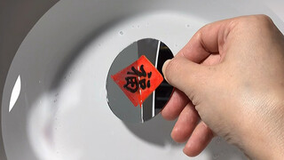 写字漂浮术，用白板笔在镜子上写字放水里会飘起来！