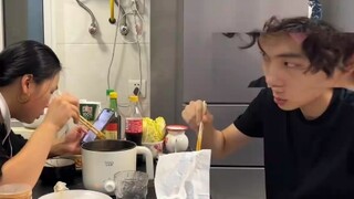 “诡计多端的两个人”  姐弟俩吃饭互相整蛊对方，错过一帧都会漏掉精华的程度