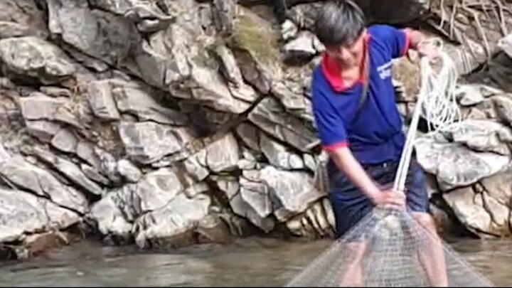 Cast Net Fishing in Nepal | Himalayan Trout Fishing with Handmade Cast Net