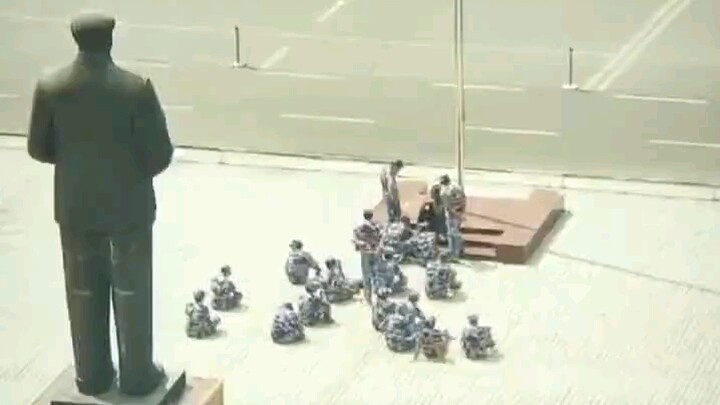 Anak-anak duduk di bayangannya, menyusun diri mereka hingga membentuk sosoknya.