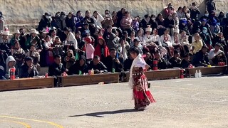 The 8-year-old little Lamao dances Tibetan dance with his own shadow, just for his own happiness and