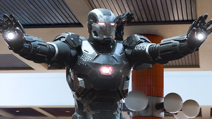 Dấu hiệu bên phải bộ giáp của Rhodey thực ra tương ứng với số lượng Ultron mà anh đã tiêu diệt trong