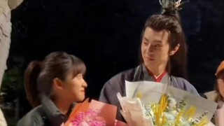 [Malam dengan Bulan Jauh] Aku berhasil, aku berhasil…