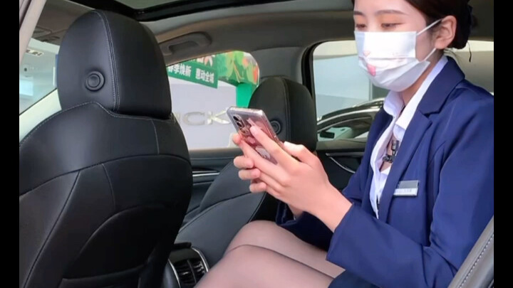 Váy ôm mông quá gợi cảm rồi