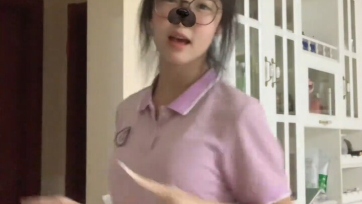 Seragam sekolahnya sangat cantik