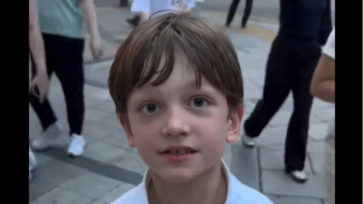 The son was told to sit by the roadside, and then he disappeared.