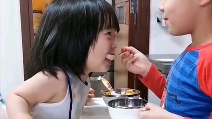 Anak kedua yang baik-baik saja di rumah