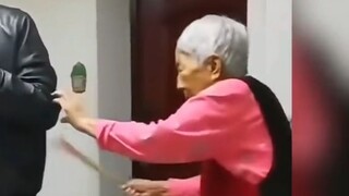 “Jangan lupa berikan ibumu sebagian dari kelembutan dan kasih sayang yang ada di dunia ini.”