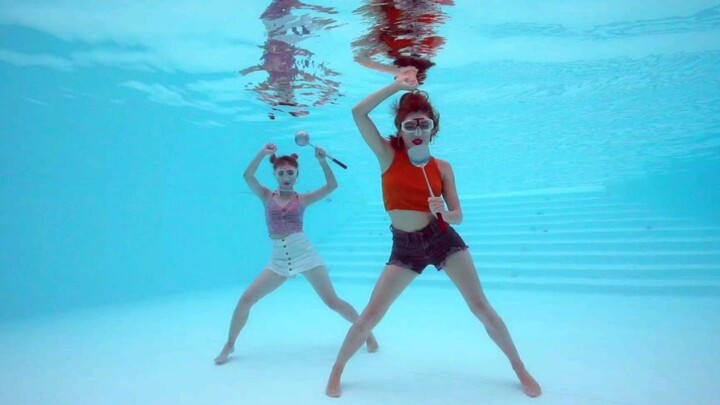 Nhóm nhạc nữ SISTAR "Shake it" nhảy dưới nước.