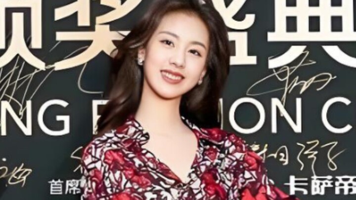 เมื่อก่อนพี่สาวมาเดินพรมแดงแบบชิลๆ สวมกระโปรงลายดอกไม้เล็กน้อยก็มาแล้ว～เท่มาก! สดใสมาก! แต่น่าเสียดา