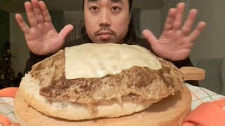 ASMR GIANT CHEESEBURGER - EATING SOUNDS