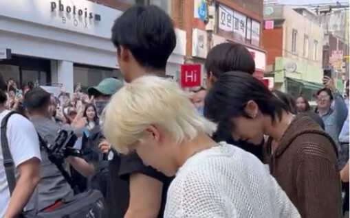 سيو مينغ هاو مختبئ خلف كيم مين كيو يا له من ظريف!