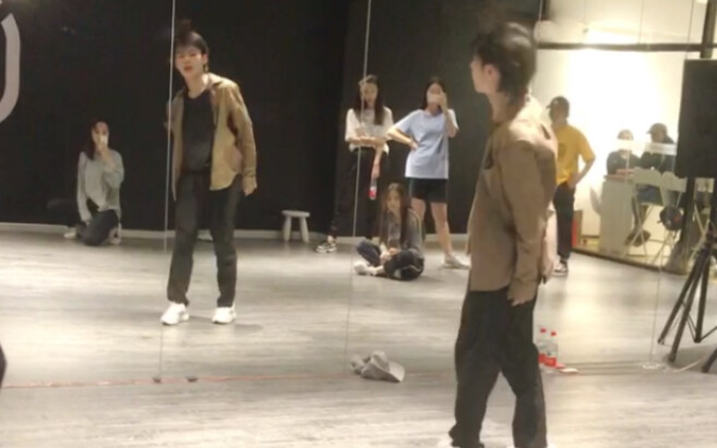 In September 2019, Teacher Wang Chenyi went to Chuangqian and taught me street dancing.