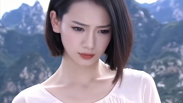 رغم أنني شعرت بالأسف لكونها قصّت شعرها الطويل الذي حافظت عليه لمدة 7 سنوات، إلا أن شعرها القصير أبهر