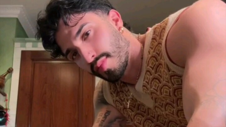 Đắm chìm vào việc làm gà cà ri và bánh kẹp giăm bông, ăn xong… thì bạn biết rồi đấy 😏😂