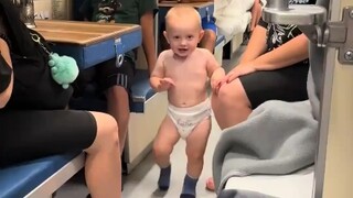التقى رجل صيني بطفلٍ جميل في قطار روسي. كان الطفل طويل القامة وقوي البنية، رغم عدم قدرته على المشي ب
