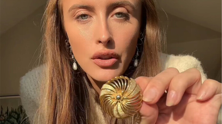 Cách phối trang sức cài ngực