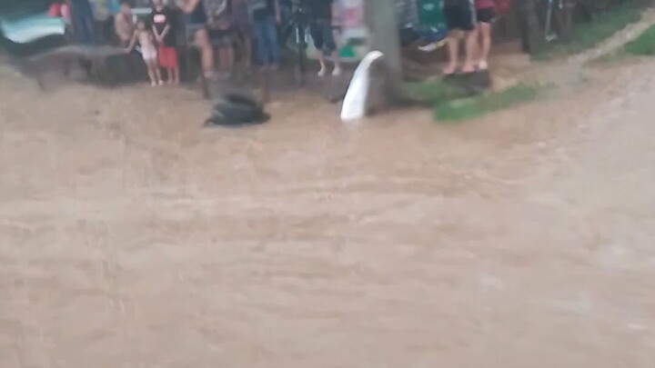 Ang lakas ng ulan  baha kaagad