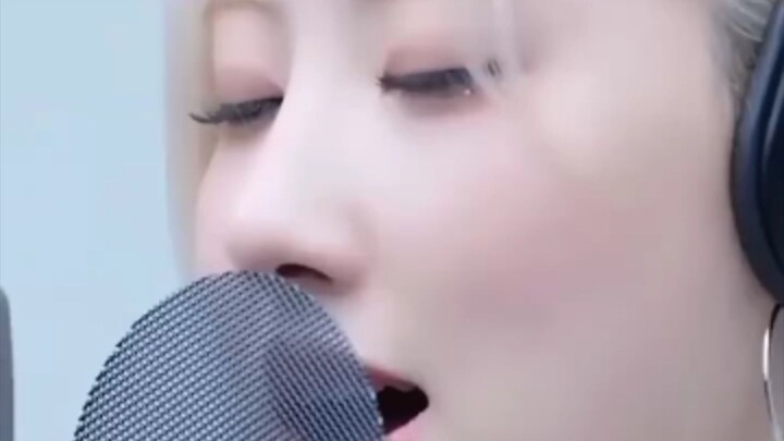 She truly has such a strong and powerful voice. 🥹(🎥 | TT: @eVlis4)