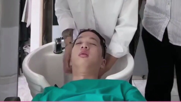 Feishaer doesn't let me play this video but I'm Yingtao's dad [Feishaer washes her hair]