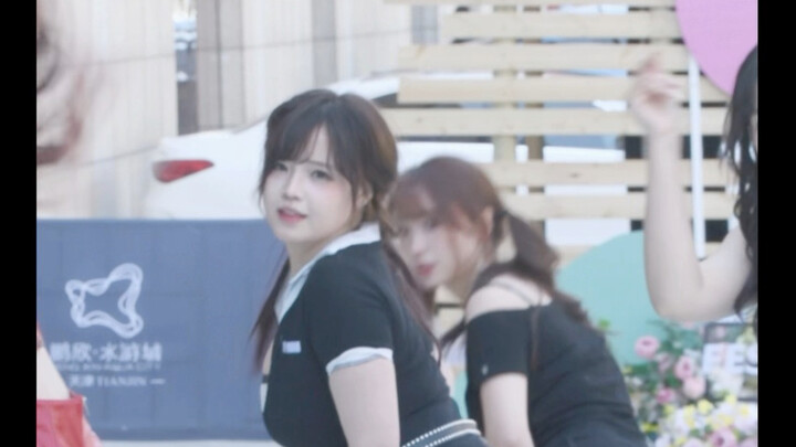 ［โปรดมอบความรักให้ฉัน-AOA］การเต้นคัฟเวอร์ในงานโรดโชว์