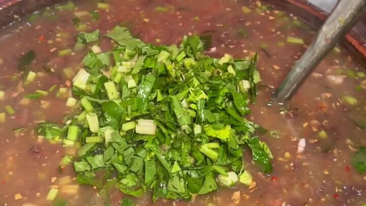 Món súp thịt bò ẩn mình trong chợ rau, chỉ 10 tệ một tô to đầy ắp, chan cùng bát cơm thì ngon “cực đ