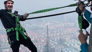 Tantang diri Anda untuk menaiki jalan setapak dari papan kaca luar ruangan Shanghai Jinmao. Bisakah 