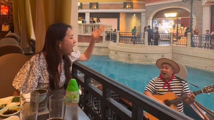 ตอนแรกคิดว่าเป็นการแสดงของคนพายเรือธรรมดา จนกระทั่งสาวน้อยเอ่ยปากนั่นแหละ