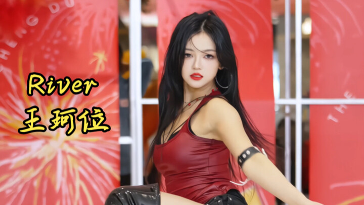 This year, I’m totally hooked on red lip makeup too! [River Wang Ke’s Look]